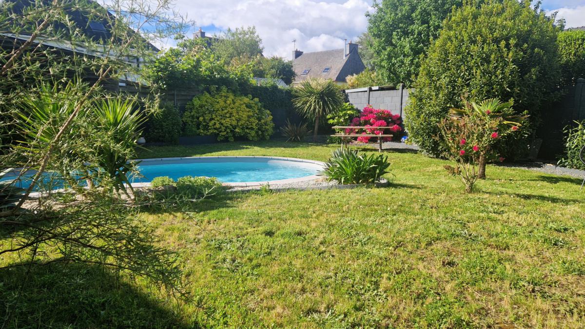 Renovated house 4 bedrooms garden pool