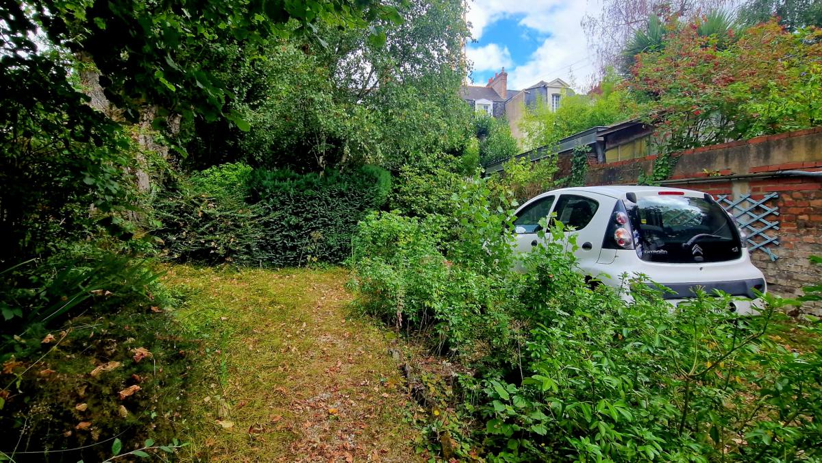 Thabor-Sévigné maison ancienne jardin parking