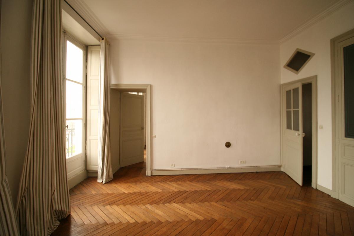 Appartement ancien cheminées parquet 3 ch grenier cave