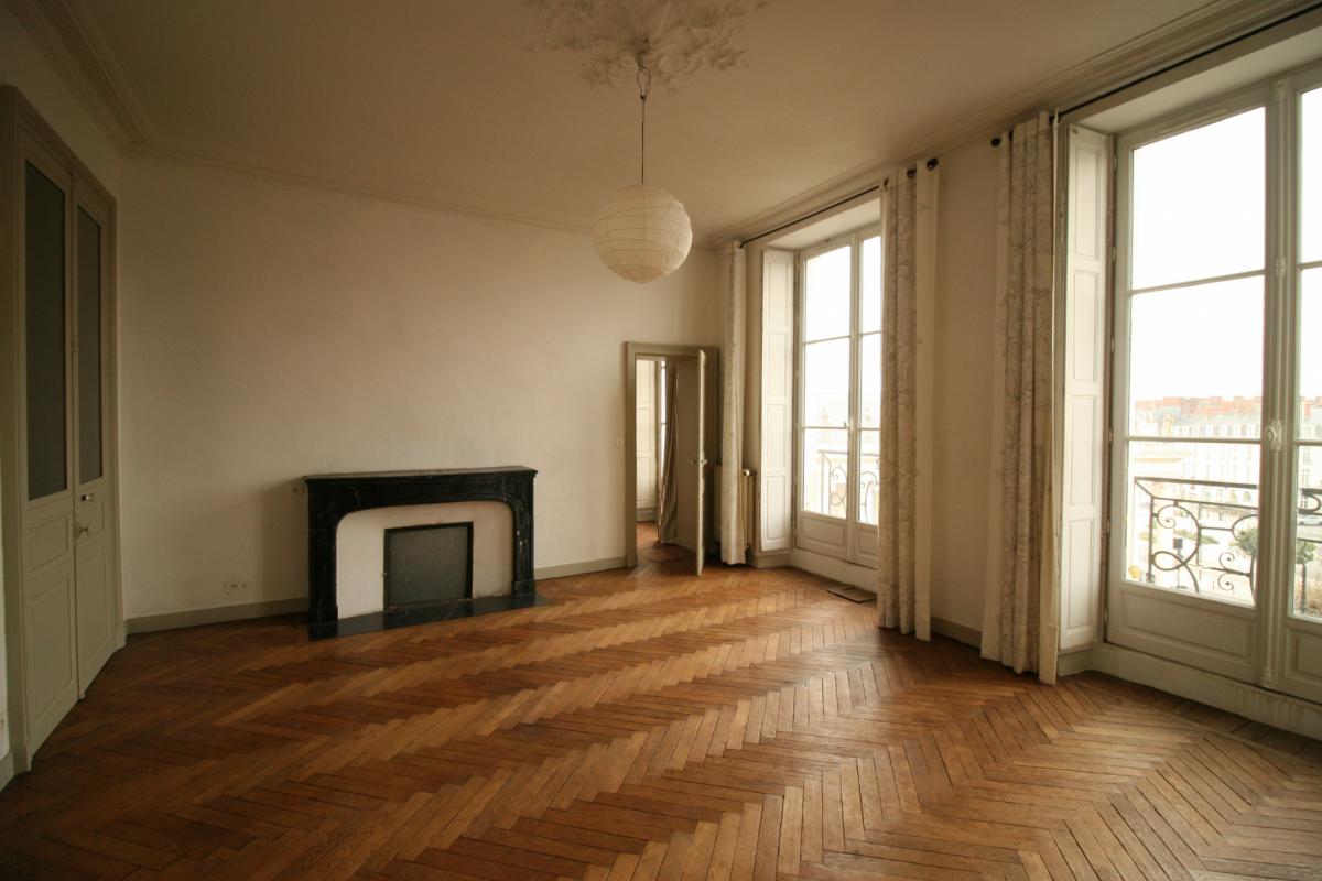 Appartement ancien cheminées parquet 3 ch grenier cave