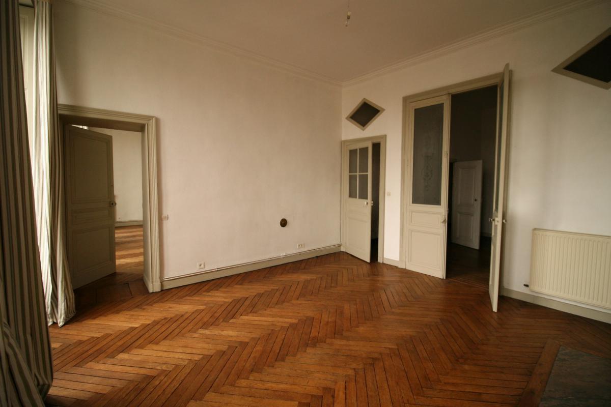 Appartement ancien cheminées parquet 3 ch grenier cave