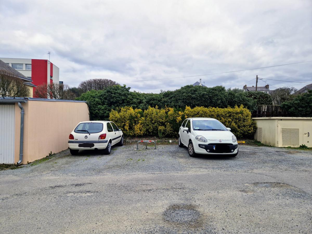 Vannes la gare à pied place de parking accès sécurisé 