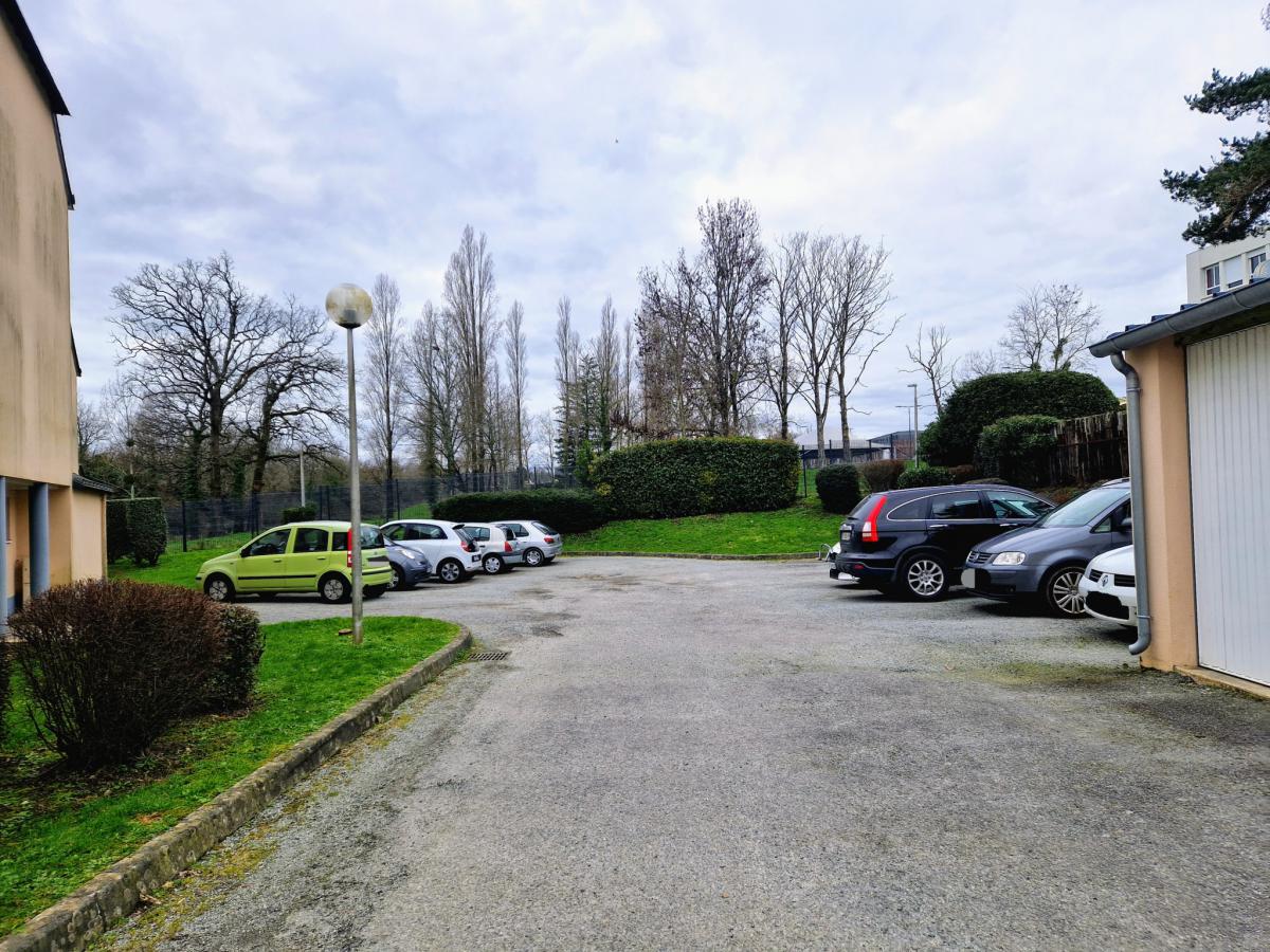 Vannes la gare à pied place de parking accès sécurisé 