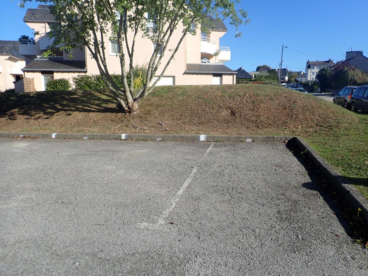 Vannes la gare à pied place de parking accès sécurisé 