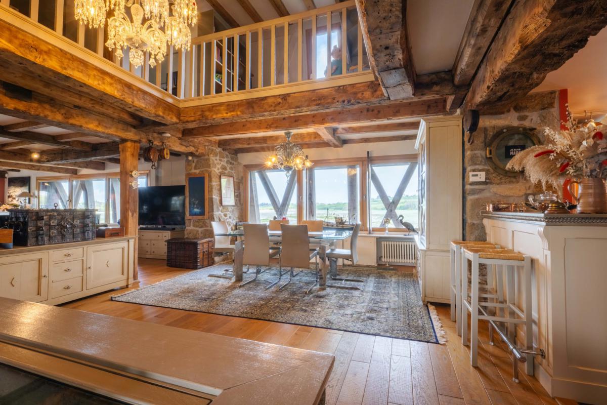 Propriété unique vue imprenable sur la rivière vers la mer