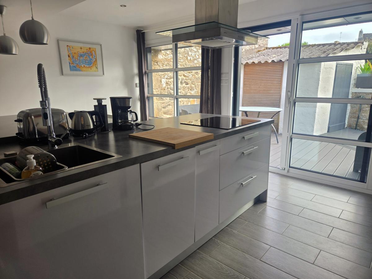 Plage à pied maison rénovée et ses deux terrasses 