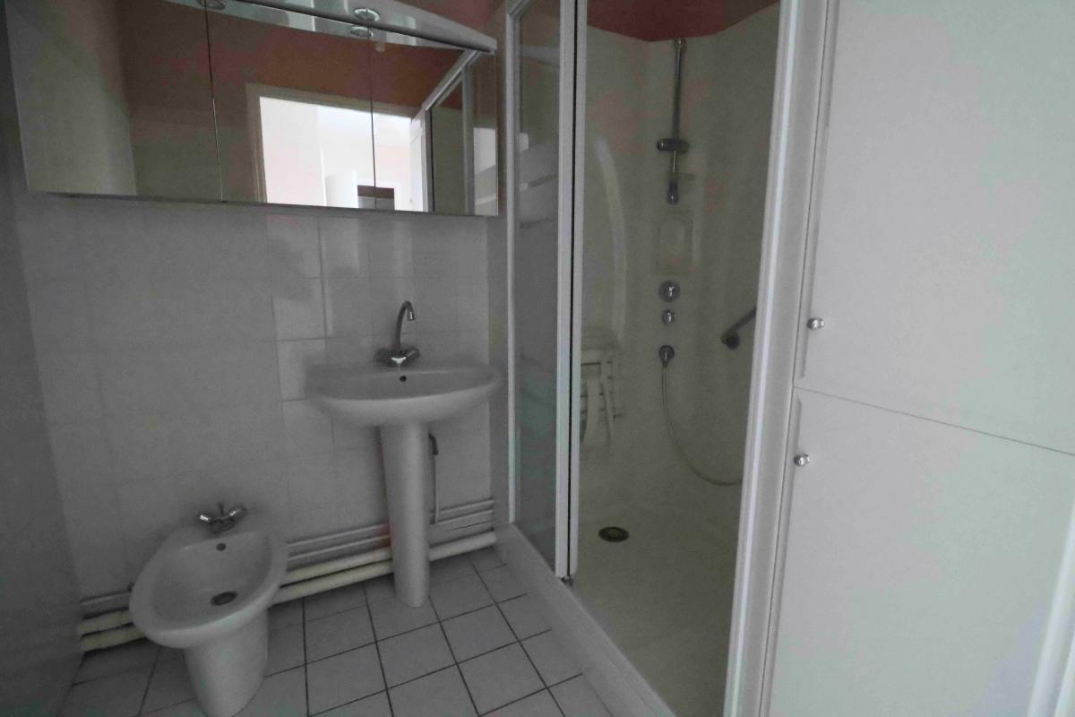 À rénover Appartement-terrasse T1 bis résidence services 