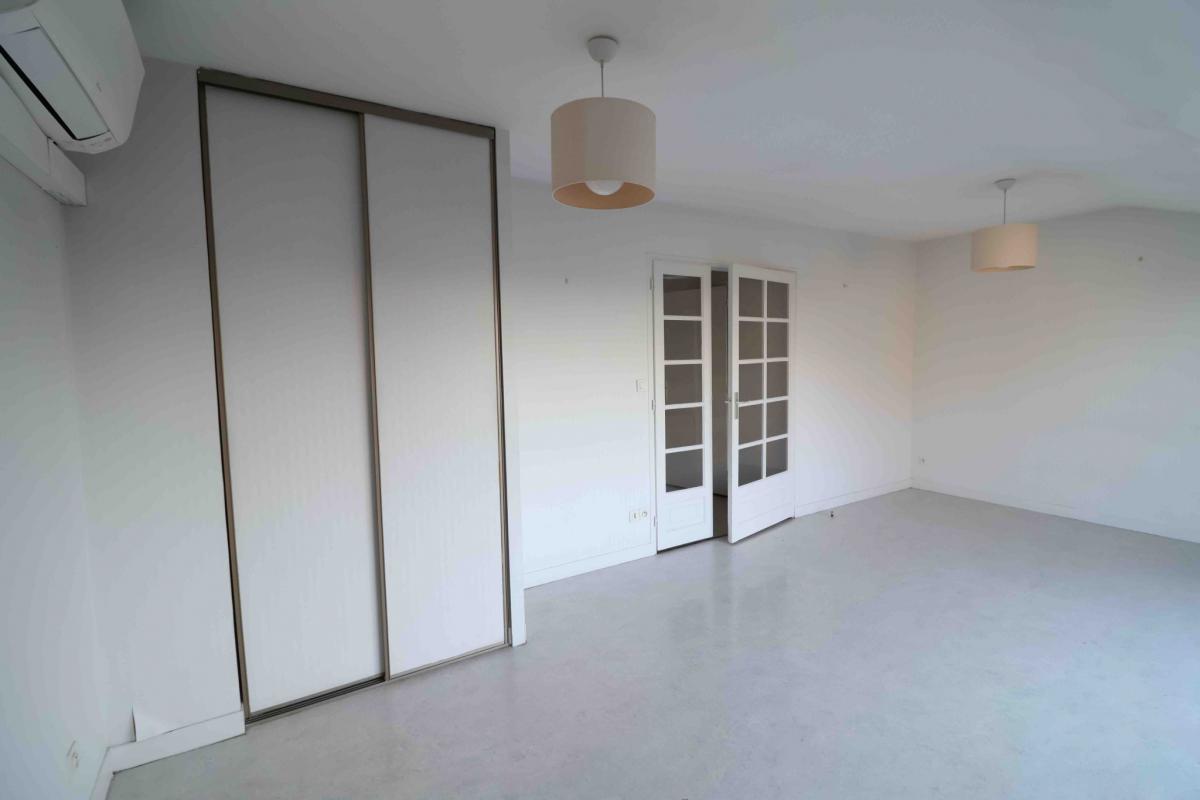 À rénover Appartement-terrasse T1 bis résidence services 