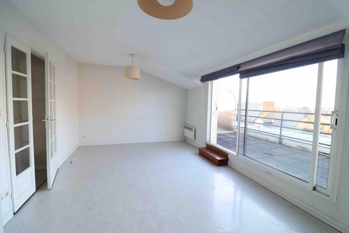 À rénover Appartement-terrasse T1 bis résidence services 
