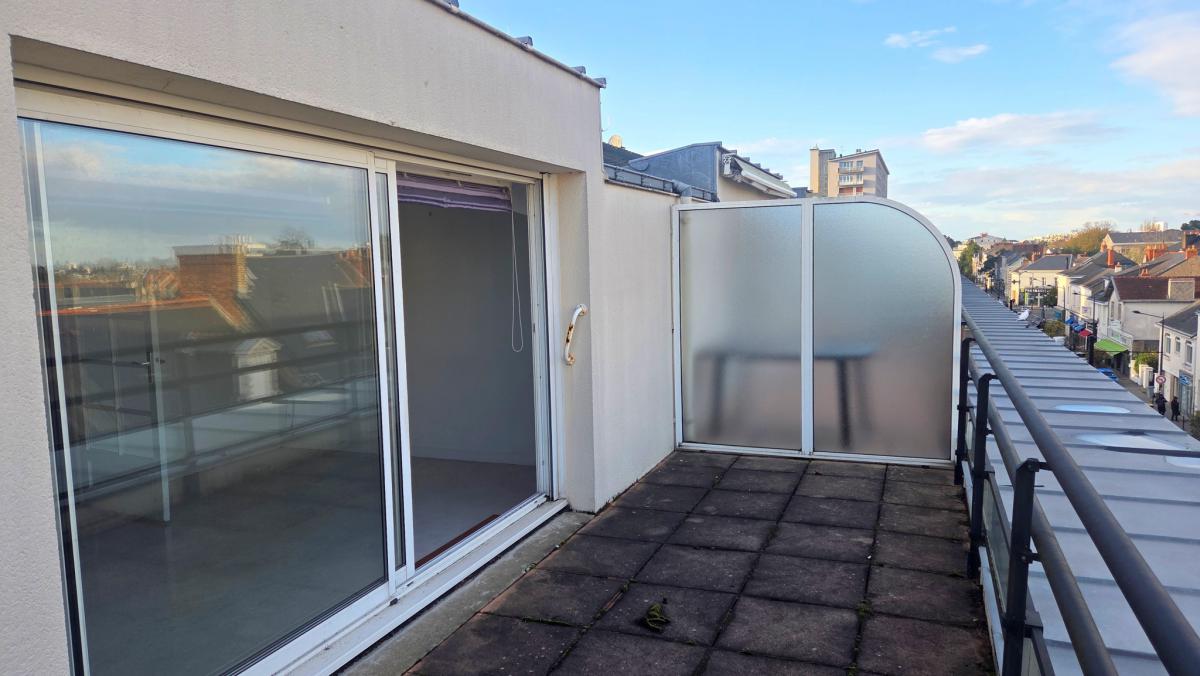 À rénover Appartement-terrasse T1 bis résidence services 