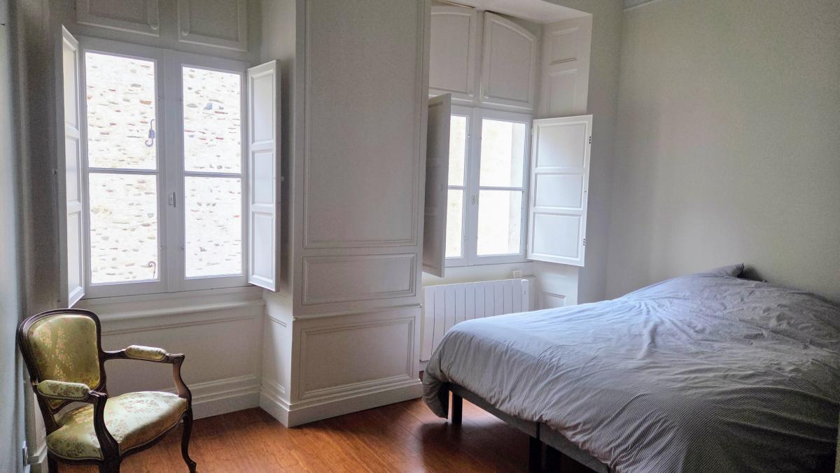 Vue dégagée 3e étage appartement ancien rénové 3 ch + cave