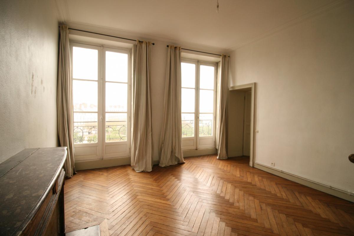 Appartement ancien cheminées parquet 3 ch grenier cave