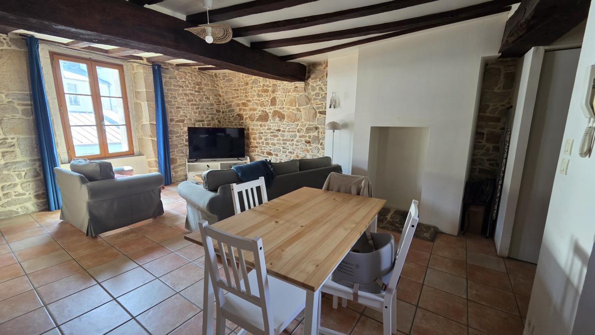 Vannes intra-muros appartement rénové traversant 1 ch