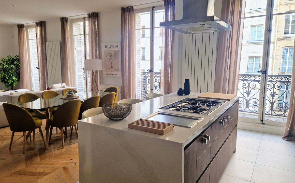 Appartement de prestige balcon 3 chambres + bains privatifs