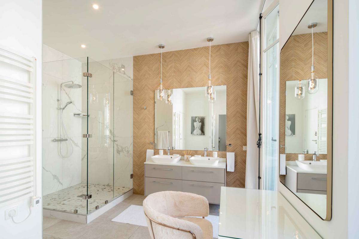 Appartement de prestige balcon 3 chambres + bains privatifs
