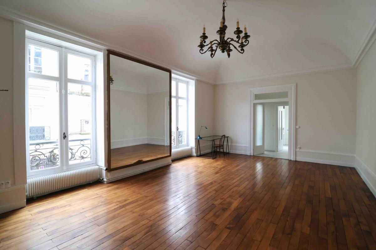 Centre-ville appartement ancien lumineux 2 ch cave