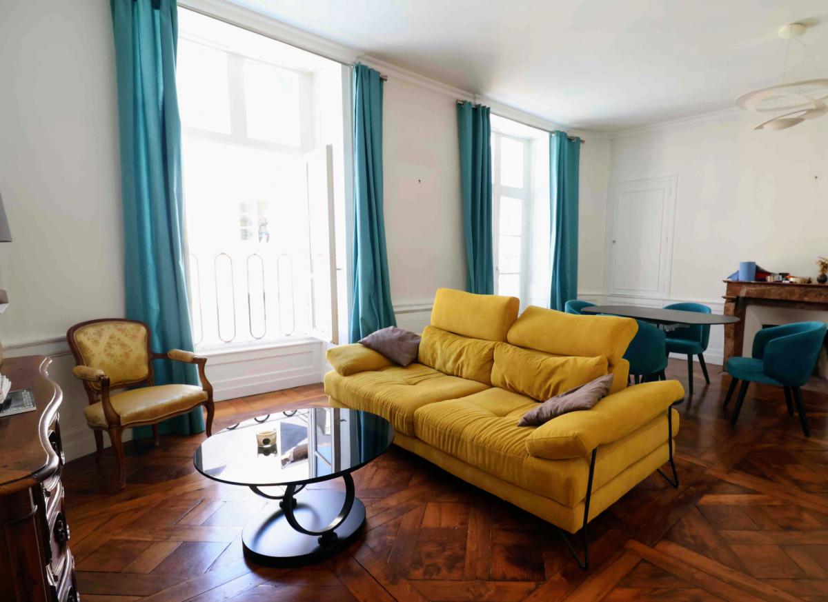 Vue dégagée appartement ancien rénové 3 ch