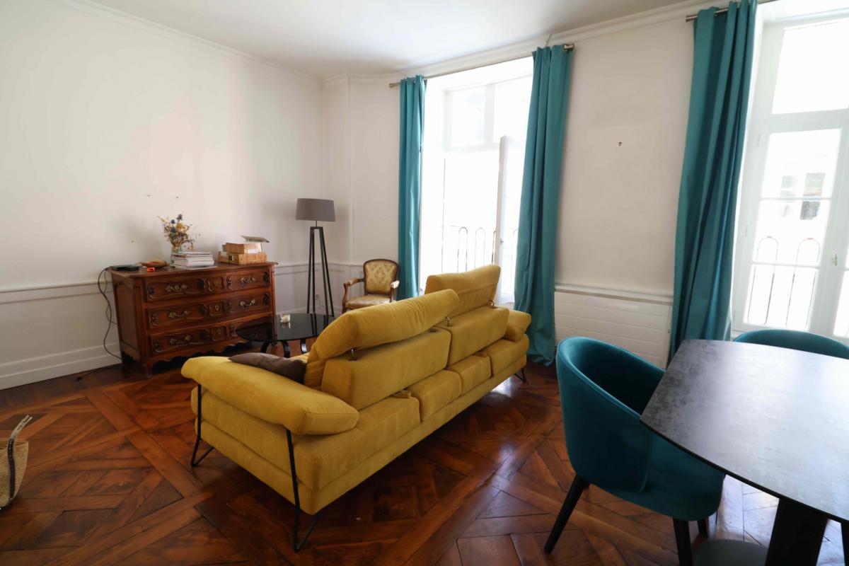 Vue dégagée appartement ancien rénové 3 ch