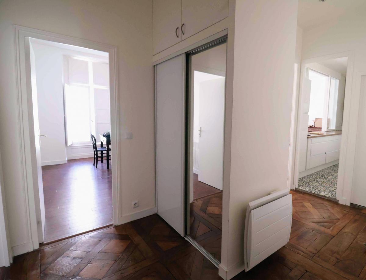 Vue dégagée appartement ancien rénové 3 ch