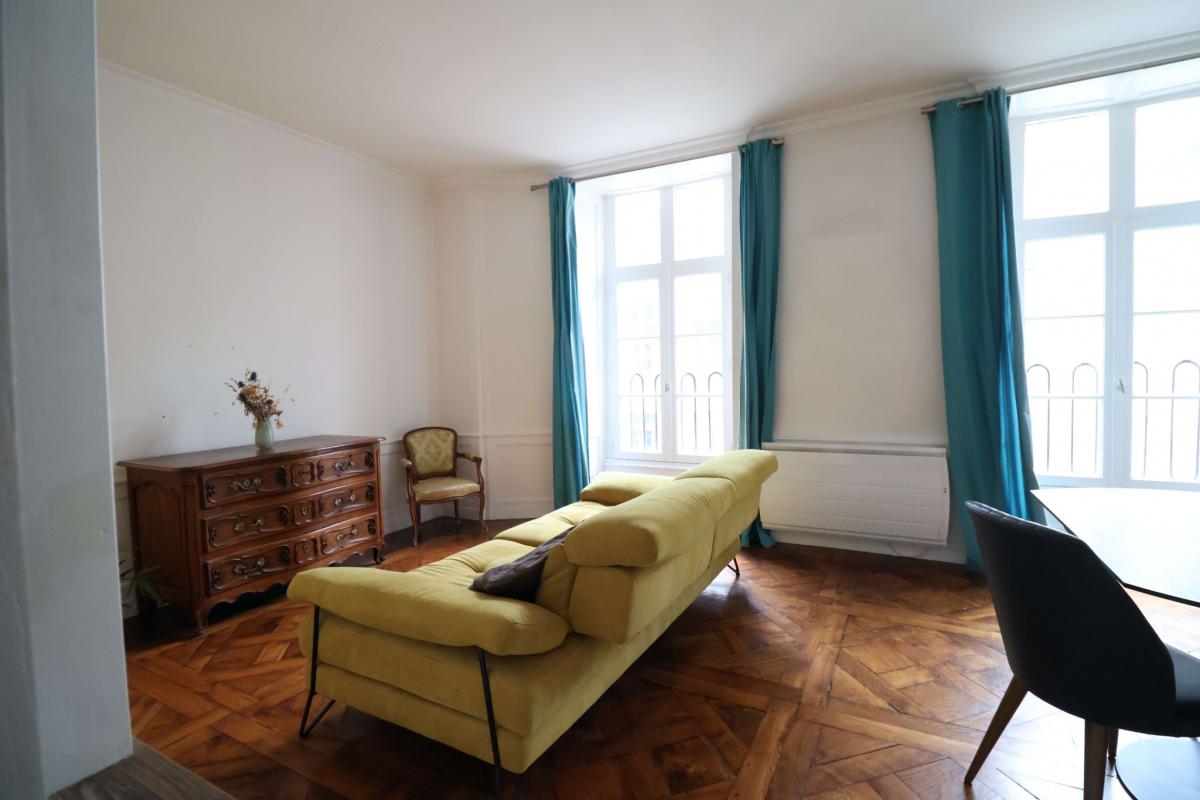 Vue dégagée appartement ancien rénové 3 ch