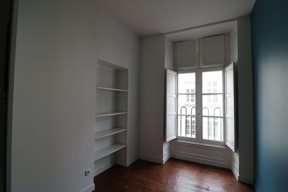 Vue dégagée appartement ancien rénové 3 ch