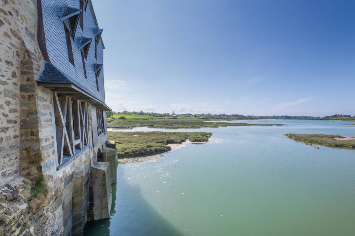 Propriété unique vue imprenable sur la rivière vers la mer