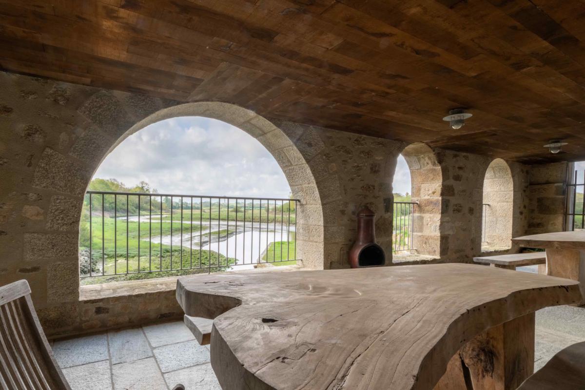 Propriété unique vue imprenable sur la rivière vers la mer