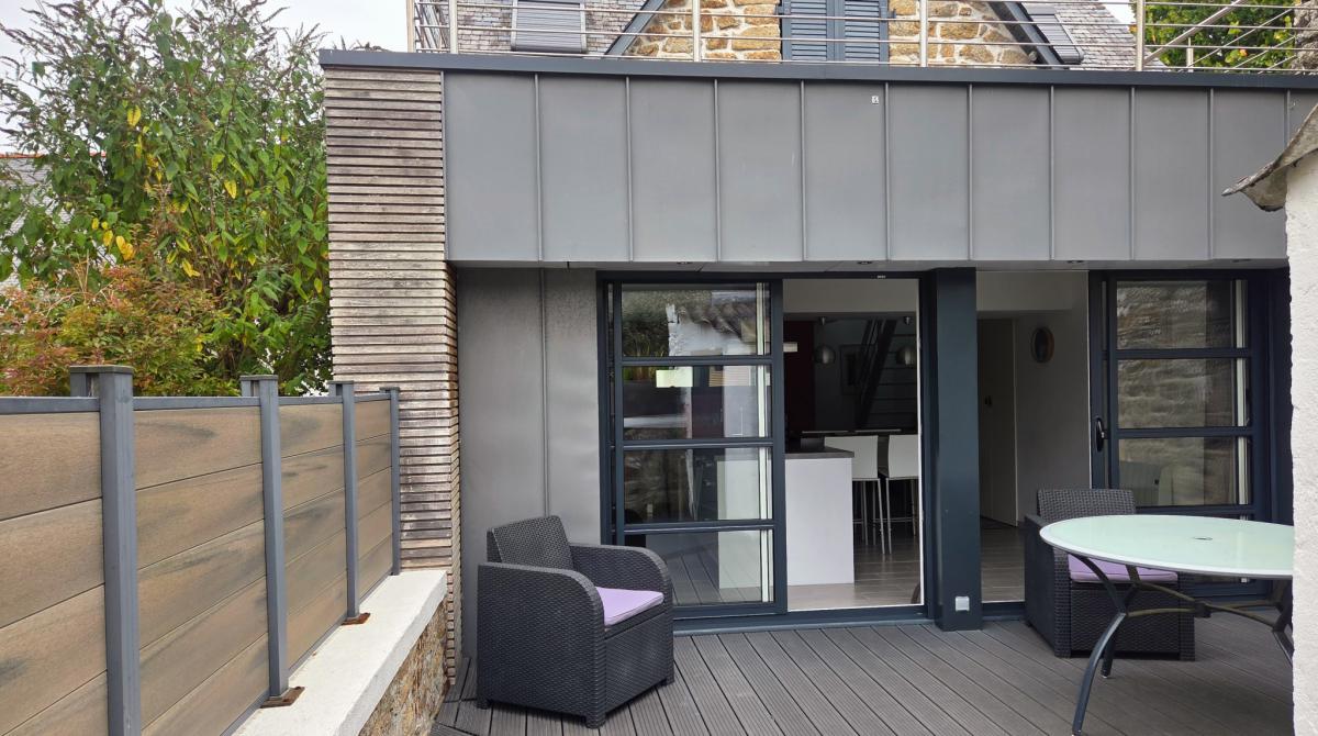Plage à pied maison rénovée et ses deux terrasses 