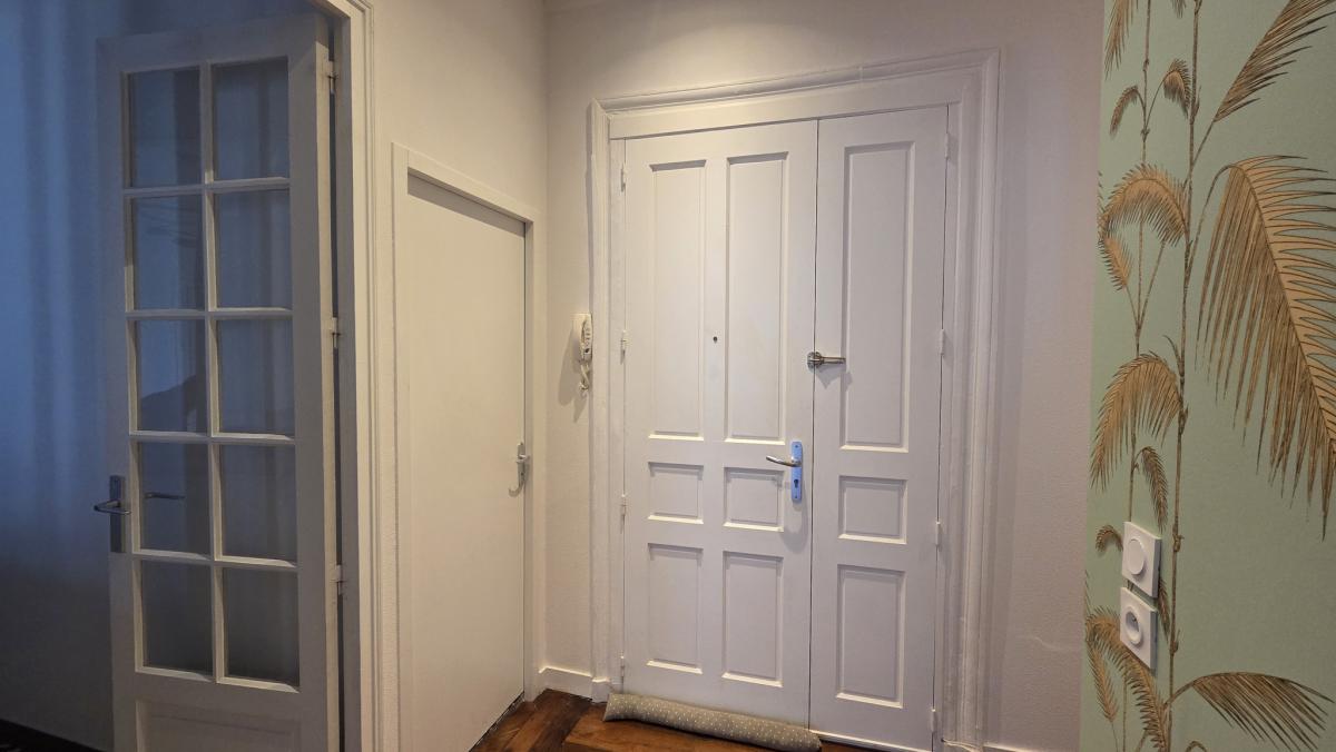 Vue dégagée 3e étage appartement ancien rénové 3 ch + cave