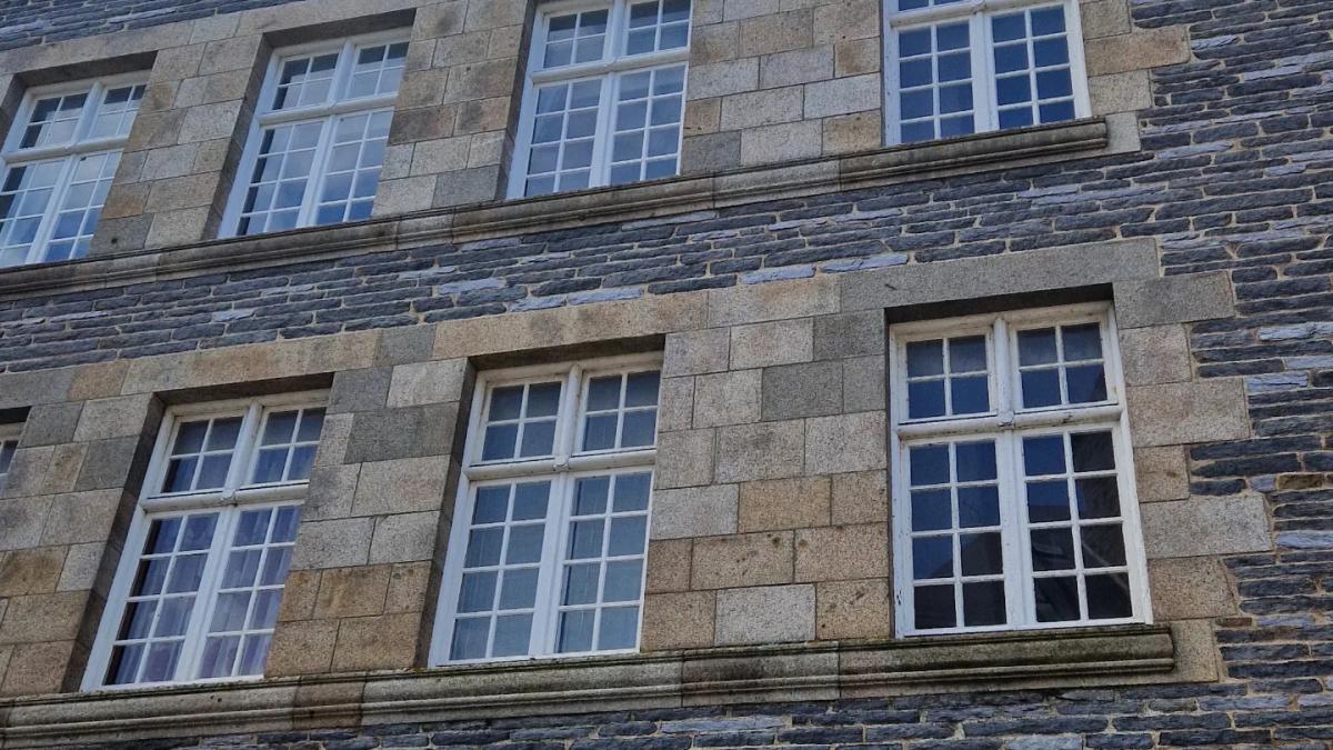 Intra-muros appartement rénové 3 ch + caves 