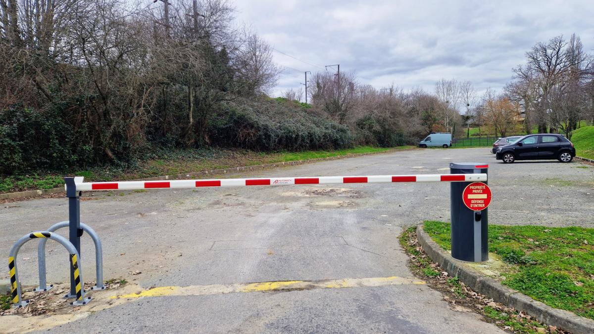 Vannes la gare à pied place de parking accès sécurisé 