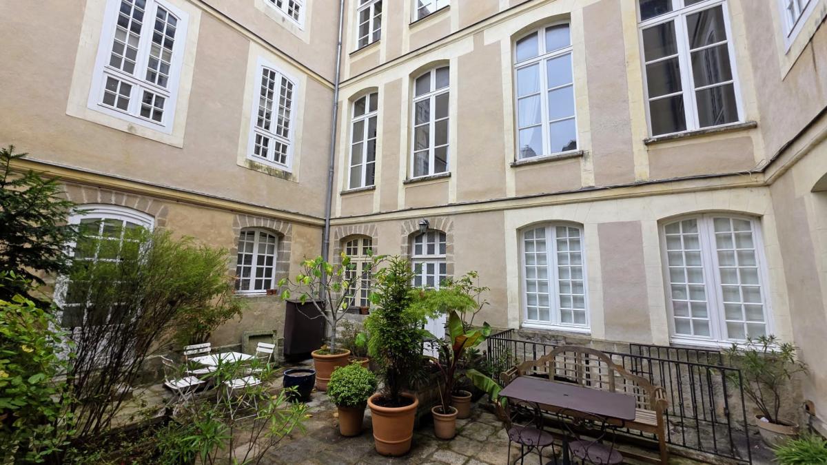 Intra-muros bel appartement ancien lumineux