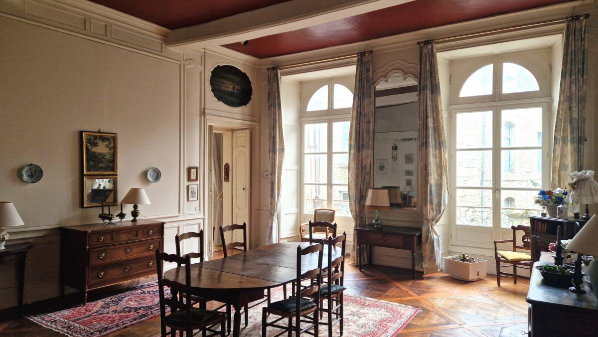 Intra-muros bel appartement ancien lumineux