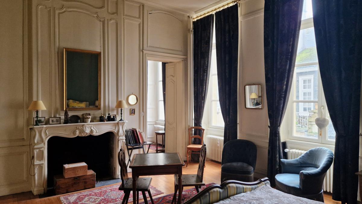 Intra-muros bel appartement ancien lumineux