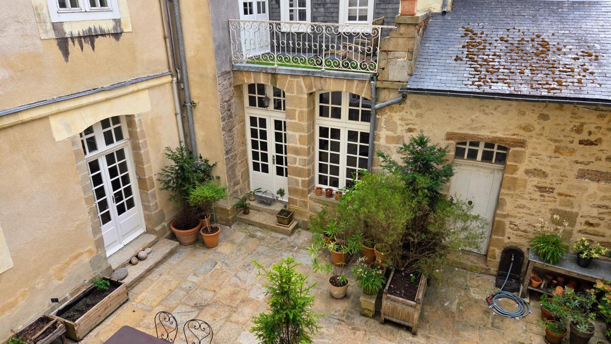 Appartement ancien 2 chambres cave cour-terrasse 