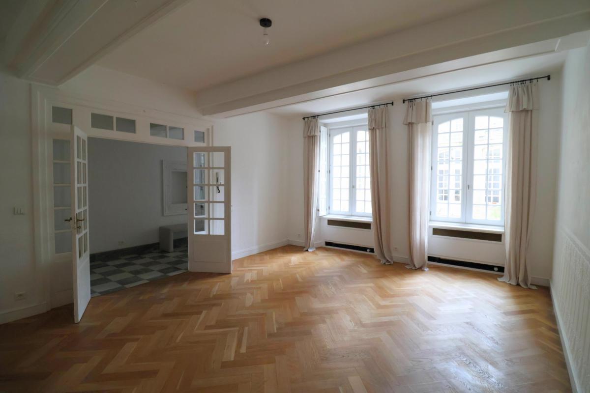 Appartement ancien 2 chambres cave cour-terrasse 