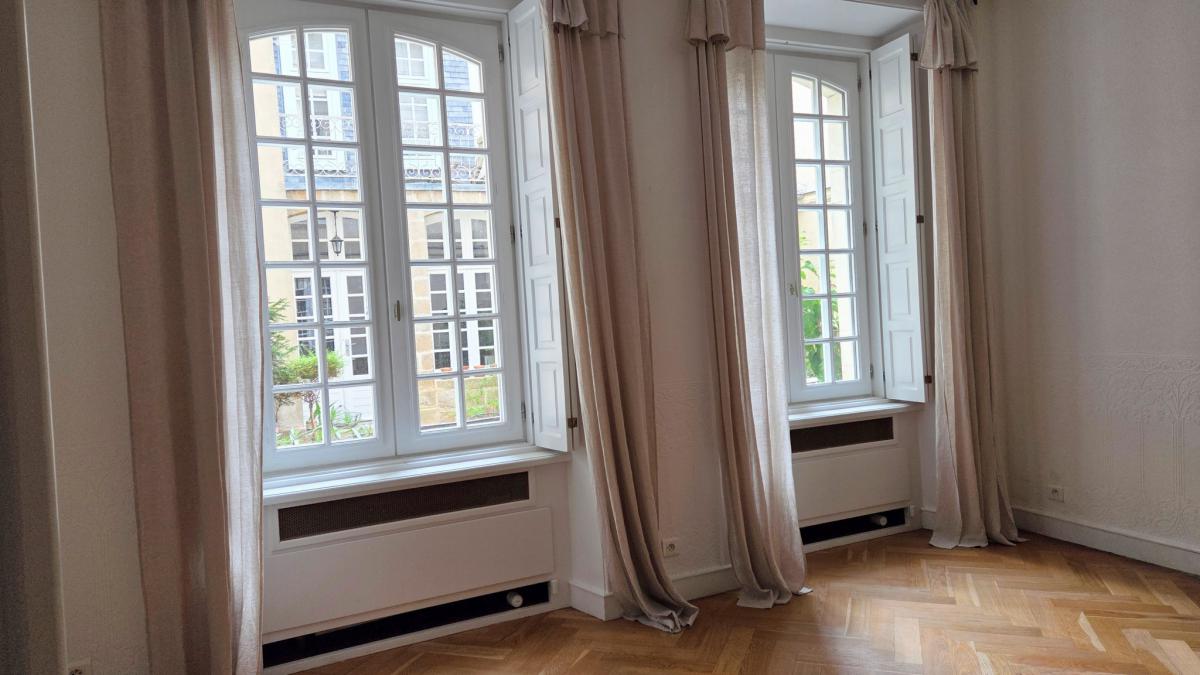 Appartement ancien 2 chambres cave cour-terrasse 