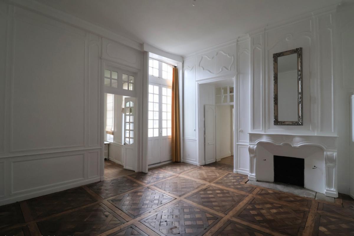 Appartement ancien 2 chambres cave cour-terrasse 