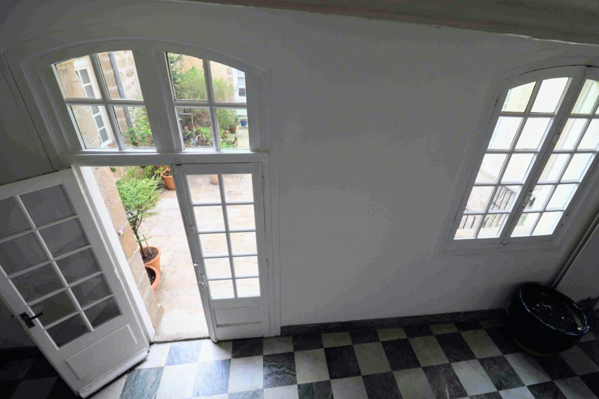 Appartement ancien 2 chambres cave cour-terrasse 
