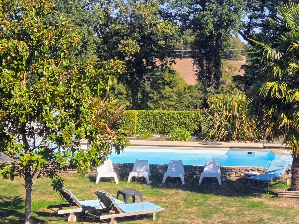 Maison ancienne rénovée jardin piscine