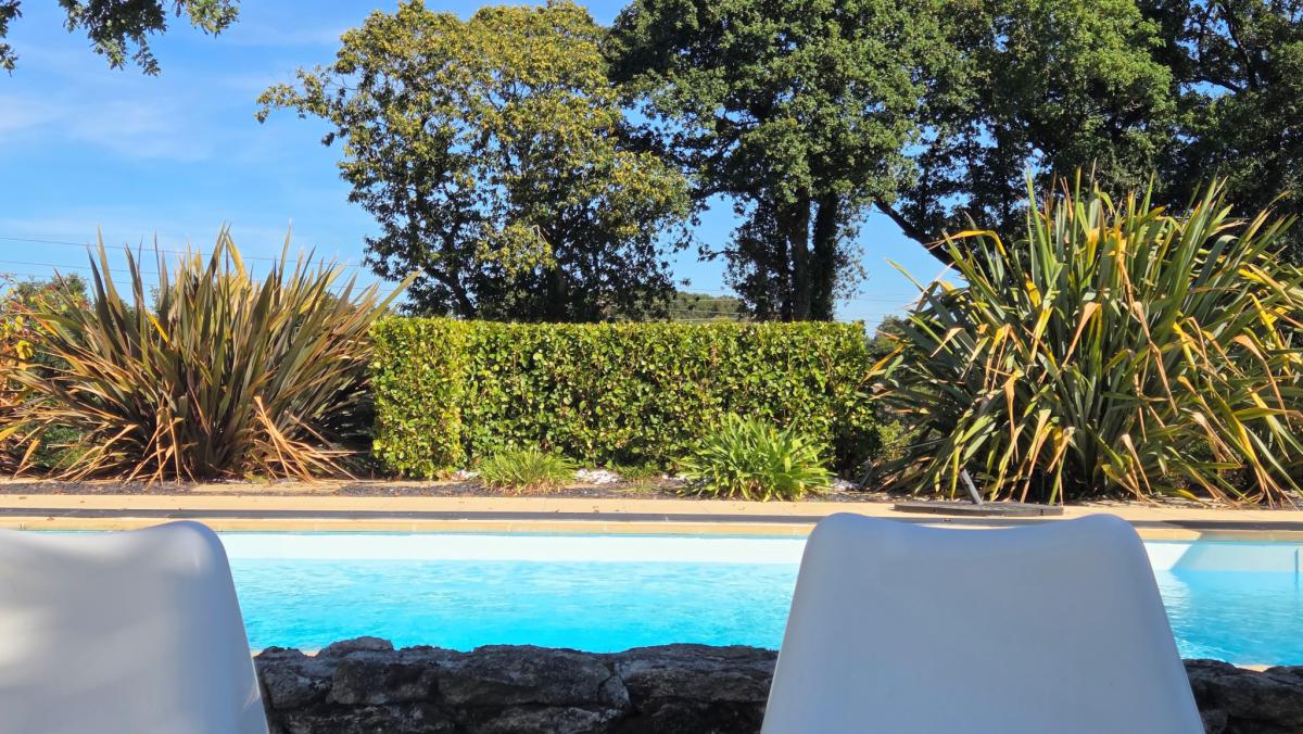 Maison ancienne rénovée jardin piscine